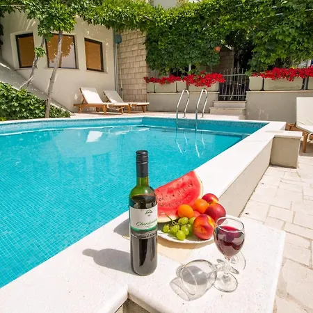 Geraeumiges In Mit Privatem Pool 度假居 奥米什