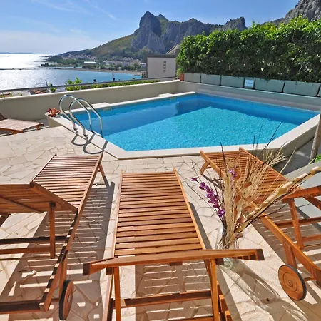 Geraeumiges In Mit Privatem Pool 奥米什