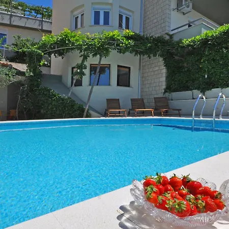 度假居 Geraeumiges In Mit Privatem Pool *