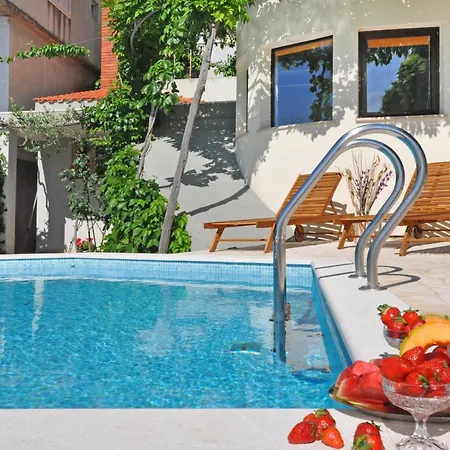 Geraeumiges In Mit Privatem Pool